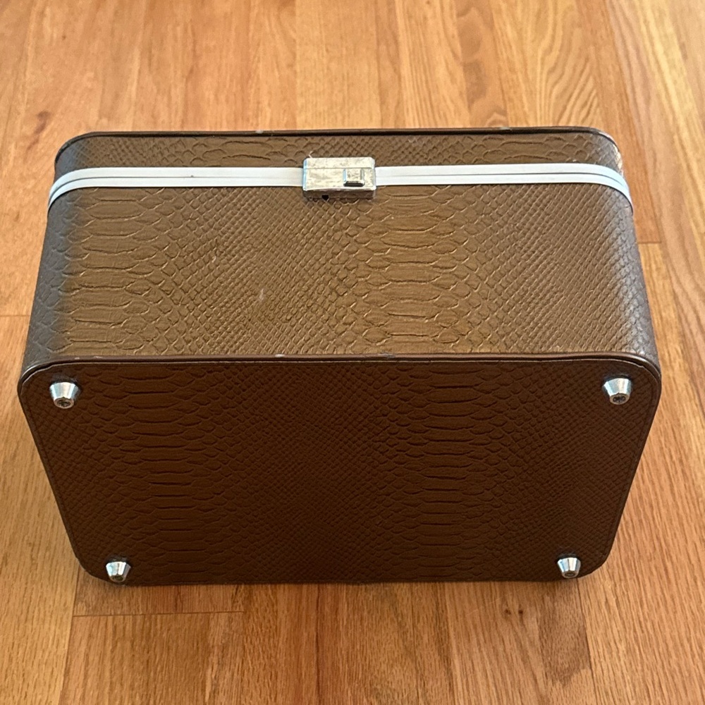 Vanity makeup travel trunk box with protective feet and top handle - Picture 3 of 4